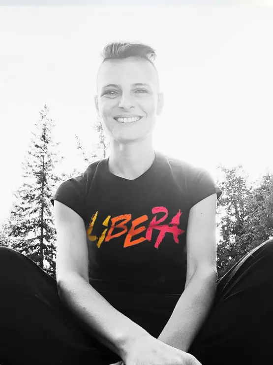 Libera! T-Shirt libera su Ilaria in bianco e nero