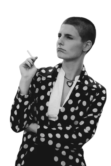 Tutto quello che vorresti sapere! Ilaria scettica e pensierosa con giacca a pois. In realtà stavo scegliendo cosa bere dopo cena. In questo caso la foto serve a rappresentare la pagina FAQ!